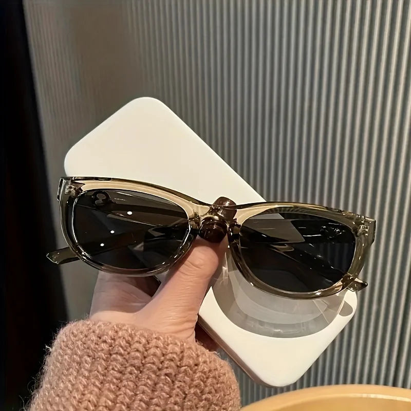 Designer Glasses，Features polycarbonate frame and anti-reflectivePCLens，Classic luxury style，It's a fashion accessory for everyd